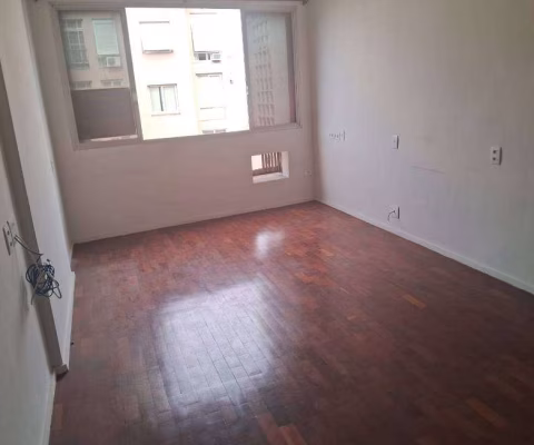 Apartamento para venda tem 60 metros quadrados com 2 quartos em Copacabana - Rio de Janeiro - RJ