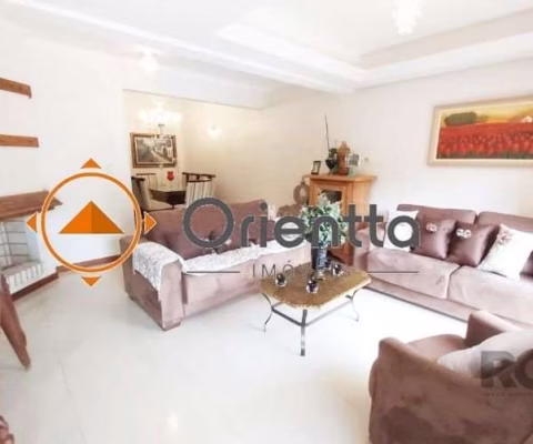 Imobiliária Orientta ALUGA CASA DE ALTO PADRÃO mobiliada com 3 quartos, sendo os 3 com suíte, piscina. &lt;BR&gt;Imóvel conta com 240m² de área privativa, piso porcelanato, ótima posição solar, arejad