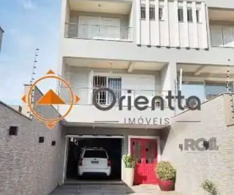 Imobiliária Orientta ALUGA EXCELENTE CASA MOBILIADA com quatro andares, quatro dormitórios, duas suítes com closets (uma com hidromassagem e cromoterapia e outra com as esperas prontas para receber um