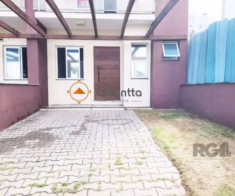 Imobiliária Orientta ALUGA excelente CASA triplex com 150m² de área privativa, piso porcelanato, 3 dormitórios sendo 1 suíte e espera para banheira de hidromassagem, 4 banheiros, living de 2 ambientes