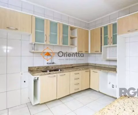 Imobiliária Orientta Aluga Casa 3 Quartos com 1 suíte - 199m²&lt;BR&gt;&lt;BR&gt;Ainda conta com garagem, pátio na frente e nos fundos, cozinha com armários e móveis sob medida no dormitório dos fundo