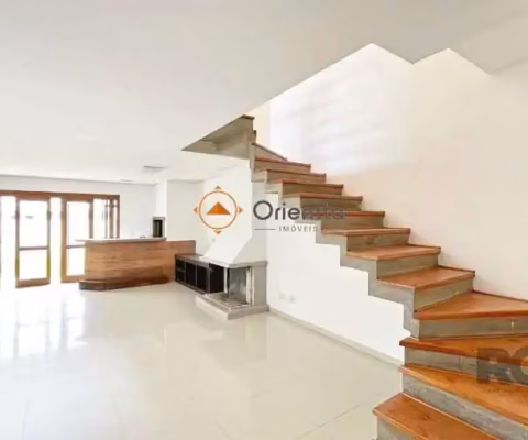 Imobiliária Orientta Aluga Casa residencial com 3 dormitórios, sendo 1 suíte. &lt;BR&gt;Ótima casa distribuída com living 2 ambientes, lareira, lavabo, banheiro social, cozinha com móveis planejados, 