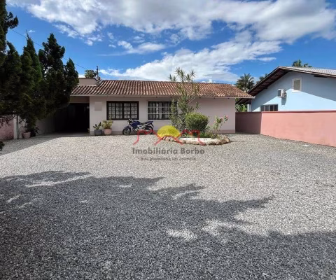 Casa com Amplo Terreno e Suíte no Glória