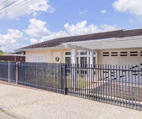 Excelente casa semi mobiliada, averbada, com 1 suíte mais 2 quartos à venda no bairro Floresta