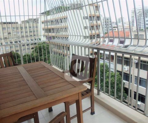 Lindo apartamento na Tijuca todo reformado próximo ao metrô com duas vagas na garagem.