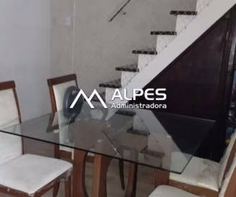 Apartamento duplex, com 3 quartos, varanda, estilo casa, em rua tranquila e familar.