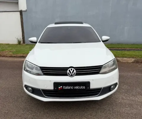 JETTA 2.0 TSI HIGHLINE 2013 Branco VALOR: R$ 71.900,00  KM: 135.000 Destaques: Teto solar, sensores 