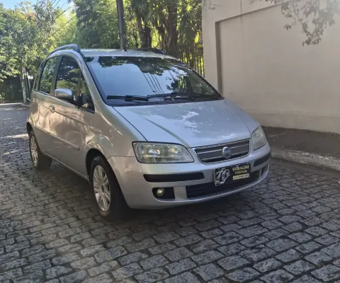 Carro perfeito para viagens em familia, com otimo espaço e super confortavel.