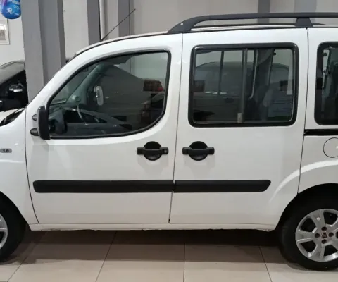 Esse carro é muito espaçoso sete lugares muito confortavel