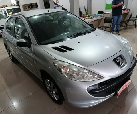 Esse carro esta bem conservado um carro muito confortavel para andar