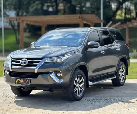 Toyota Hilux SW4 SRX 4x4 2.8 TDI 16V Dies. Aut.  - Cinza - 2017/2018
