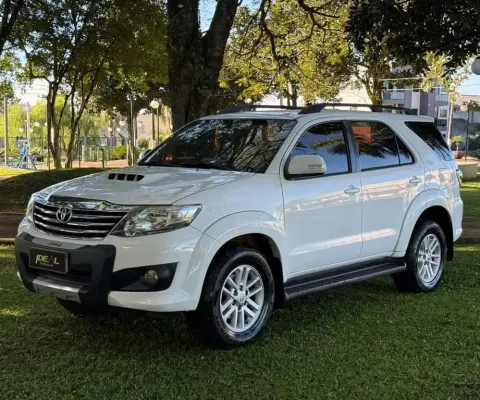 Toyota Hilux SW4 SRV 3.0 4x4 - Branca - 2013/2014