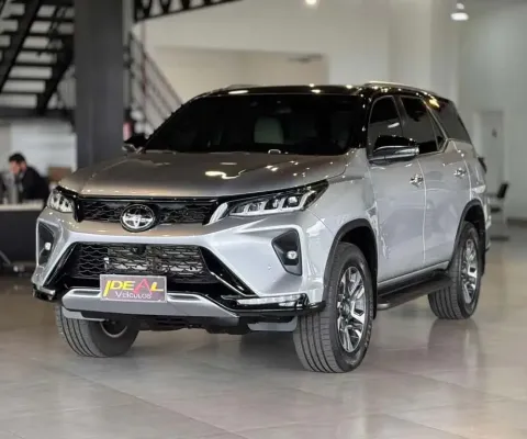 Toyota Hilux SW4 Diamond - Prata - 2022/2022