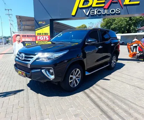 Toyota Hilux SW4 SRX - Preta - 2018/2019
