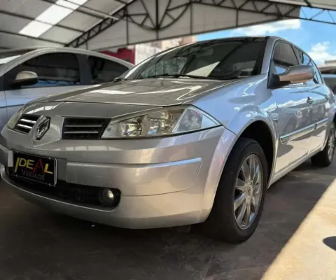 Renault Megane Sedan 2.0 Dynamique - Prata - 2010/2011