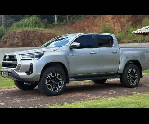 Toyota Hilux CD - Prata - 2021/2022