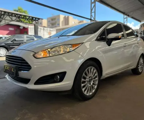 Ford Fiesta 1.6 Titanium - Branca - 2013/2014