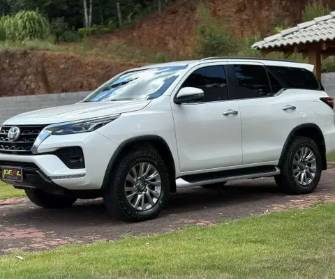 Toyota Hilux SW4 SRX - Branca - 2021/2021