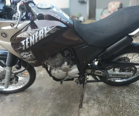 Moto de garagem, pouco uso, super conservada..