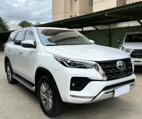 SW4 2023/24 super conservada , o veículo está em loja aqui em Goiânia-GO