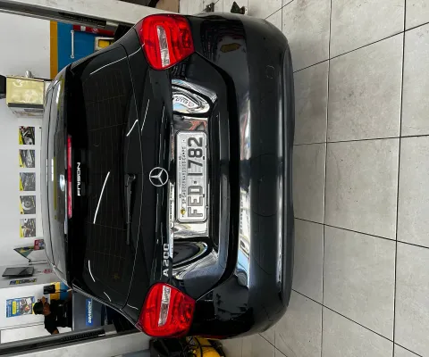 Li Mercedes A200 preta 2015, super conservada.