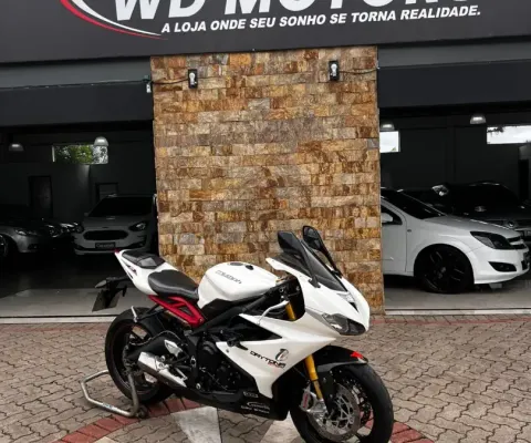 ️Vende-se triumph Daytona 675r  motor 3 cilindros  Chave original  Ano 2014 2pneus  70% moto revisad