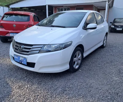 Carro em ótimo  estado de conservação revisado documento em dia .