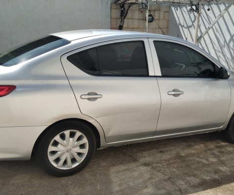 NISSAN VERSA à venda.