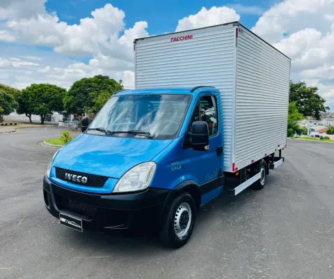 Iveco 30s13 baú 