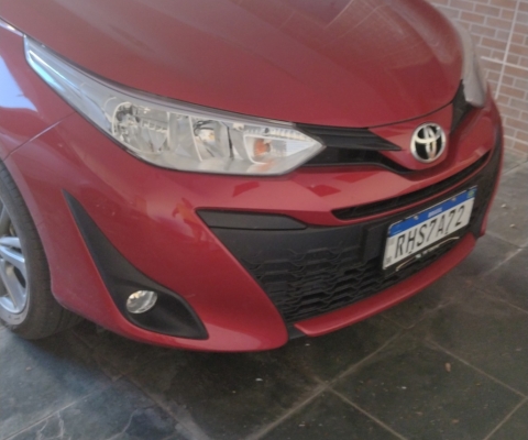 TOYOTA YARIS à venda.