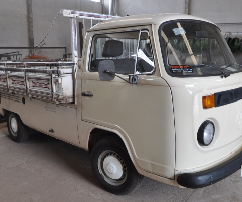 VOLKSWAGEN KOMBI à venda.