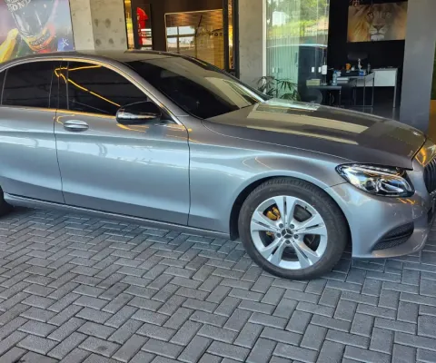 A Mercedes-Benz C180 Avantgarde 2015 é um sedã premium de entrada da Mercedes-Benz, conhecido pelo c