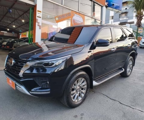 TOYOTA Hilux SW4 2.8 4P SRX 4X4 7 LUGARES TURBO DIESEL AUTOMÁTICO