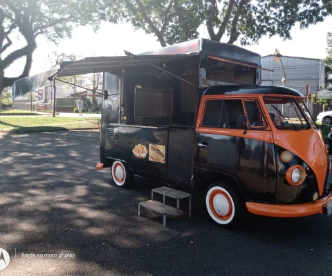 VOLKSWAGEN KOMBI à venda.