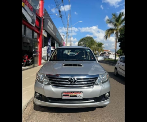 Toyota HILUX SW4 3.0 SRV 4X4 7 LUGARES 16V TURBO INTERCOOLER DIESEL 4P AUTOMÁTICO