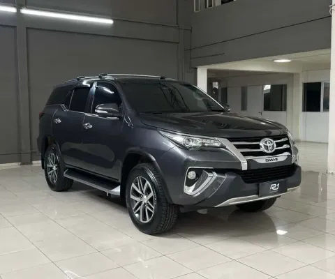TOYOTA HILUX SW4 SRX 4x4 2.8 TDI 16V Dies. Aut.