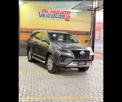 Toyota HILUX SW4 2.8 D-4D TURBO DIESEL SRX 7L 4X4 AUTOMÁTICO