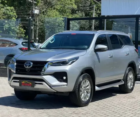TOYOTA HILUX SW4 2.8 SRX 4X4 7 LUGARES 2024