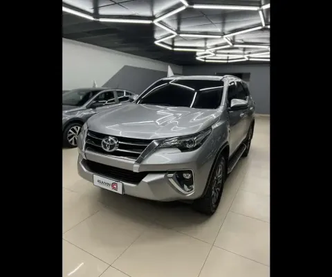 TOYOTA HILUX SW4 SRX 4x4 2.8 TDI 16V Dies. Aut.