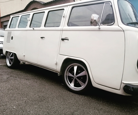 VOLKSWAGEN KOMBI à venda.