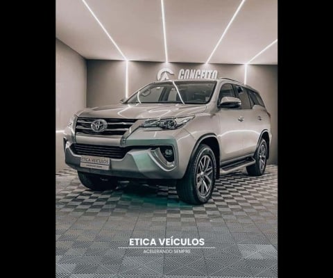 Toyota Hilux SW4 SRX 4x4 2.8 TDI 16V Dies. Aut.7Lug