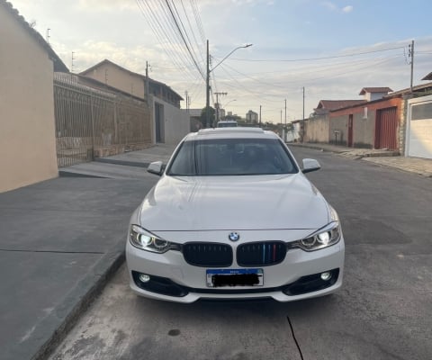 BMW 320i à venda.