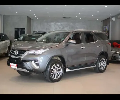TOYOTA HILUX SW4 2.8 SRX 4X4 7 LUGARES 16V TURBO INTERCOOLER DIESEL 4P AUTOMÁTICO