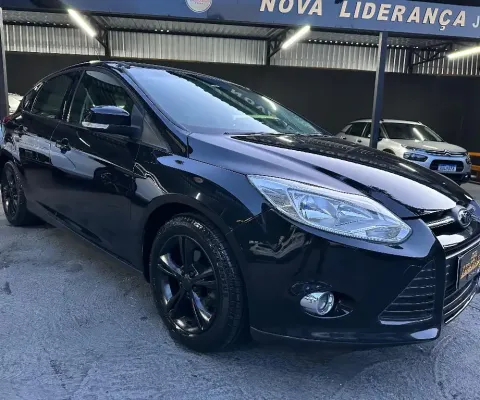 FORD FOCUS SE 1.6 FLEX AUT 2015 - PERICIADO - 4 PNEUS NOVOS
