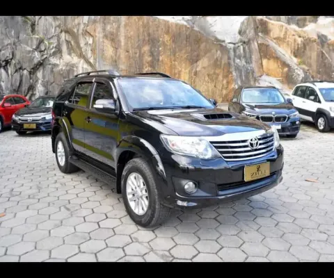 Toyota Hilux SW4 SRV 3.0 4X4 AT (7L) - Preta - 2012/2013