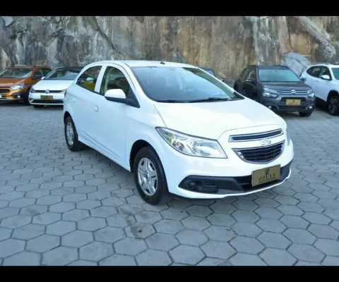 Chevrolet Onix LT 1.0 MT  - Branca - 2013/2013