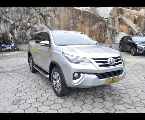 Toyota Hilux SW4 SRX 2.8 4X4 AT (5L) - Prata - 2016/2016