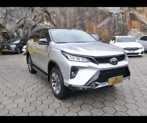 Toyota Hilux SW4 DIAMOND 2.8 TURBO 4X4 AT (7L) - Prata - 2021/2022