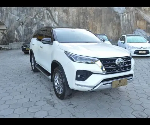 Toyota Hilux SW4 SRX 2.8 4X4 AT (5L)  - Branca - 2022/2022