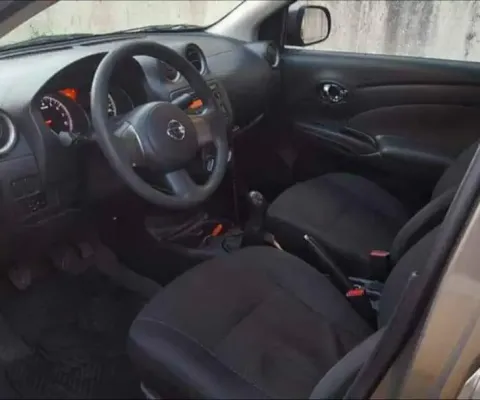 NISSAN VERSA à venda.